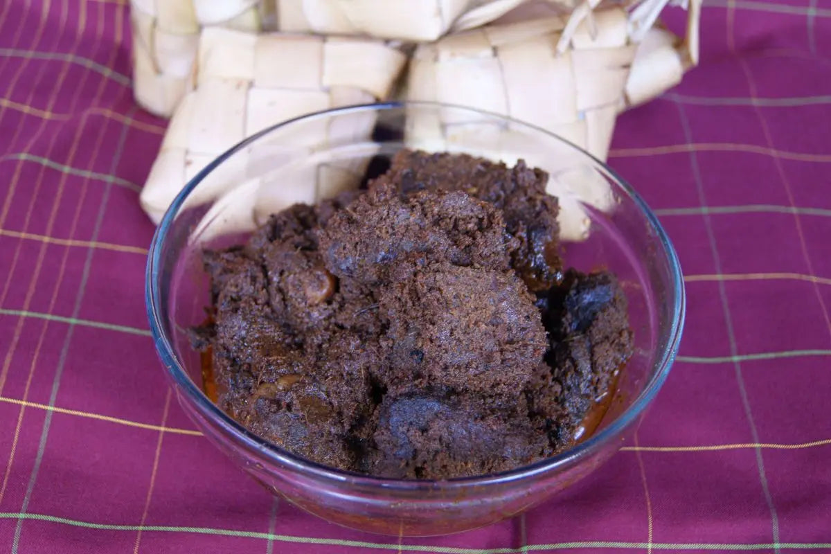 semangkuk rendang di sebelah ketupat