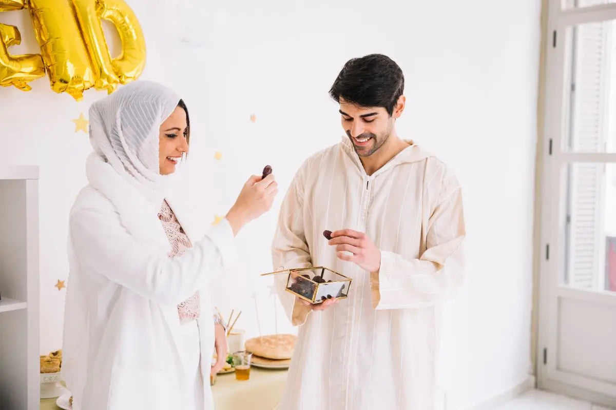 wanita dan pria memakai pakaian muslim berdiri sambil memegang kurma