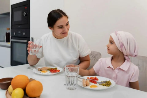 keluarga yang sedang makan sahur bersama