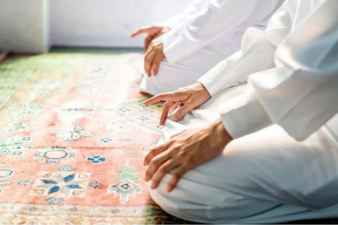 dua orang yang sedang salat