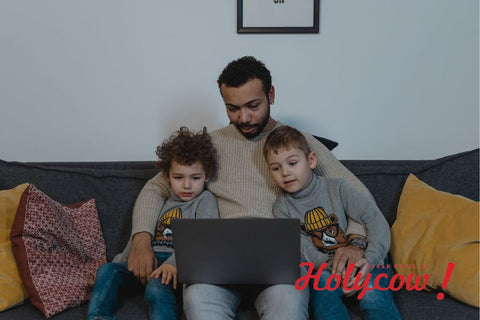 seorang pria sedang menonton bersama dengan 2 orang anak kecil di laptop