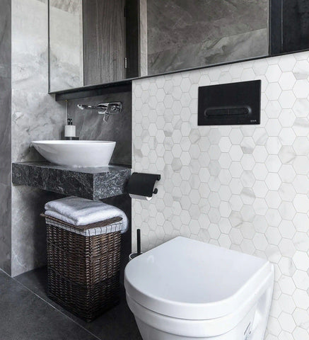 Statuario-Hexagone-Peel-and-Stick-Dosseret-dans-salle-de-bain