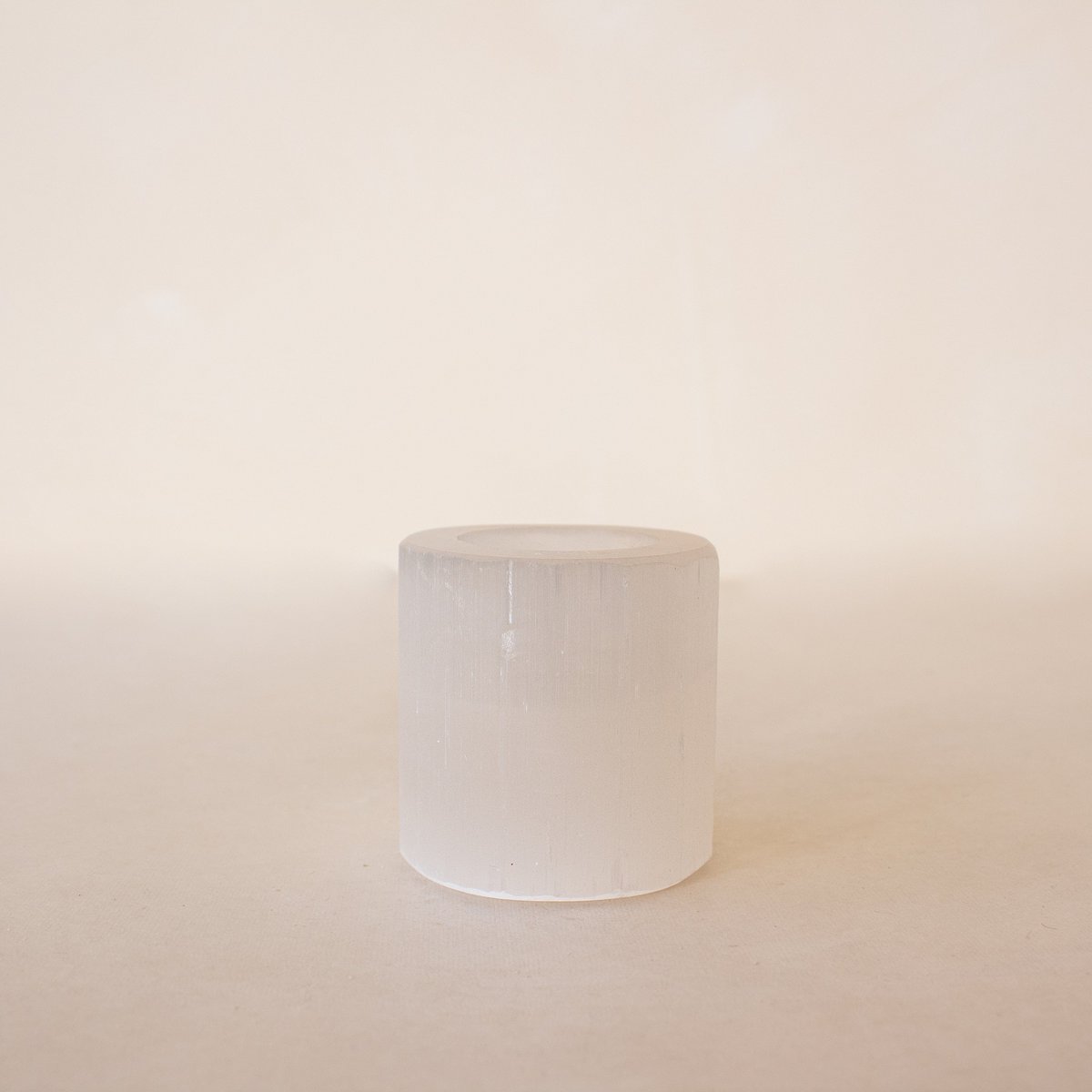 Se SELENIT FYRFADSSTAGE - HVID - Candle Holders - Studio Buus - StudioBuus hos StudioBuus.dk