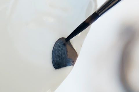 applying black urushi on sabi-urushi