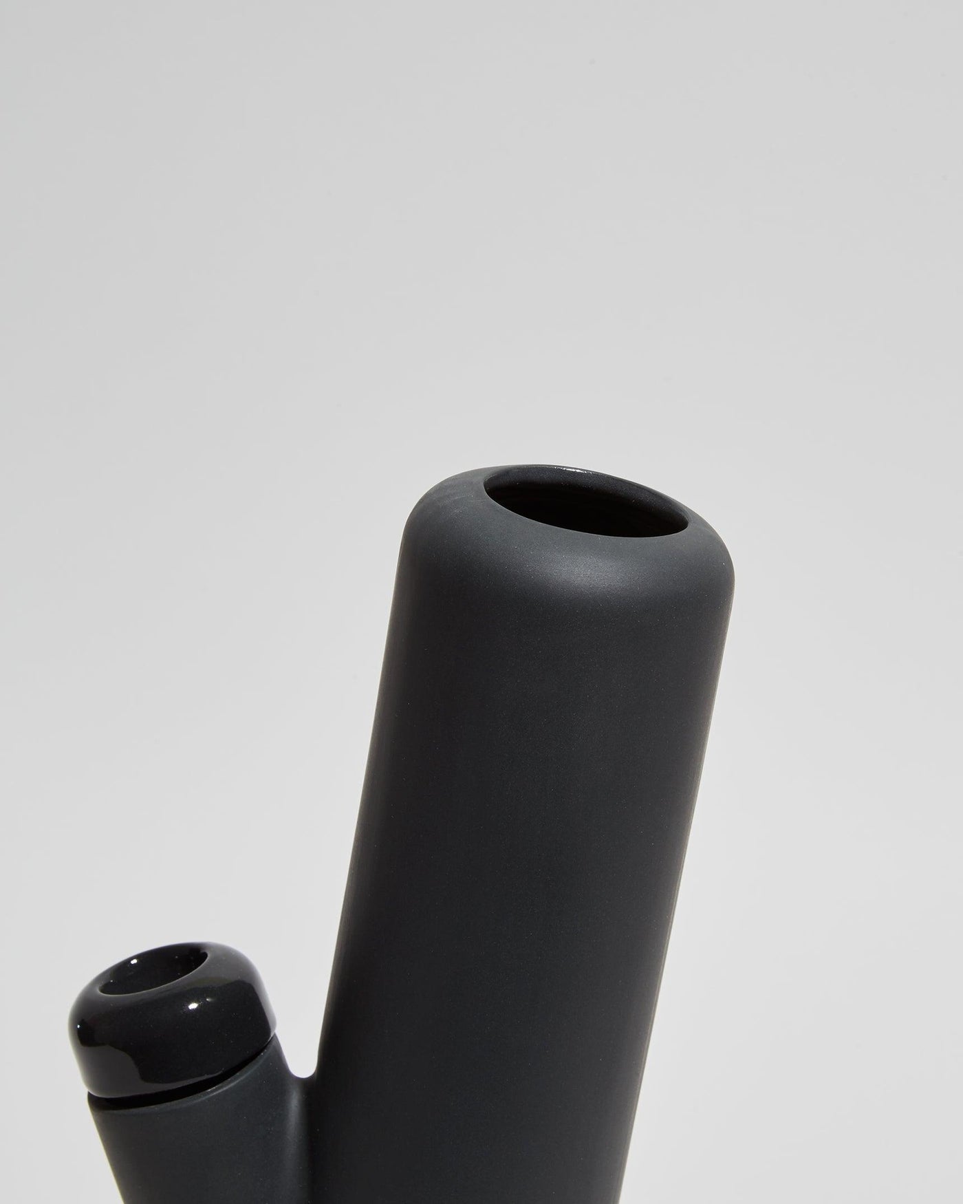 large mouth opening of black-color sleek ceramic bong