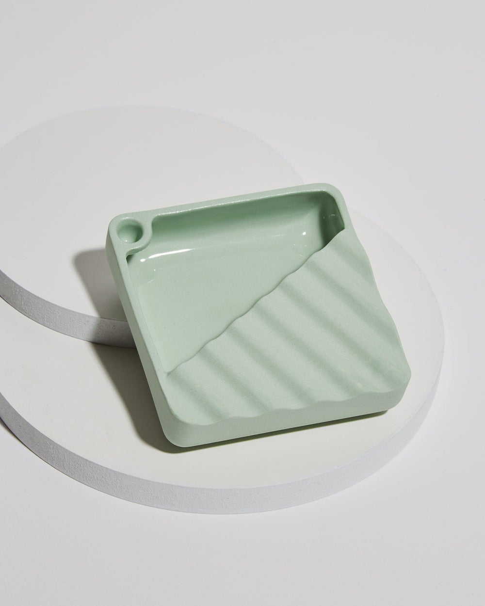 https://cdn.shopify.com/s/files/1/0573/9344/7083/products/jaunt-ripple-ceramic-ash-tray-mint.jpg?v=1693658061&width=1000