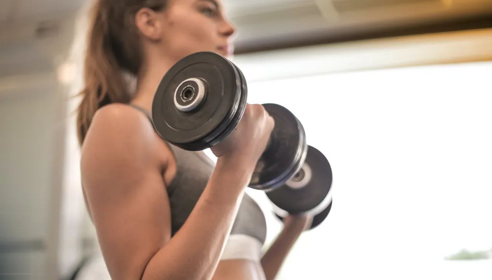 Woman with dumbbells | bicep curl | gym