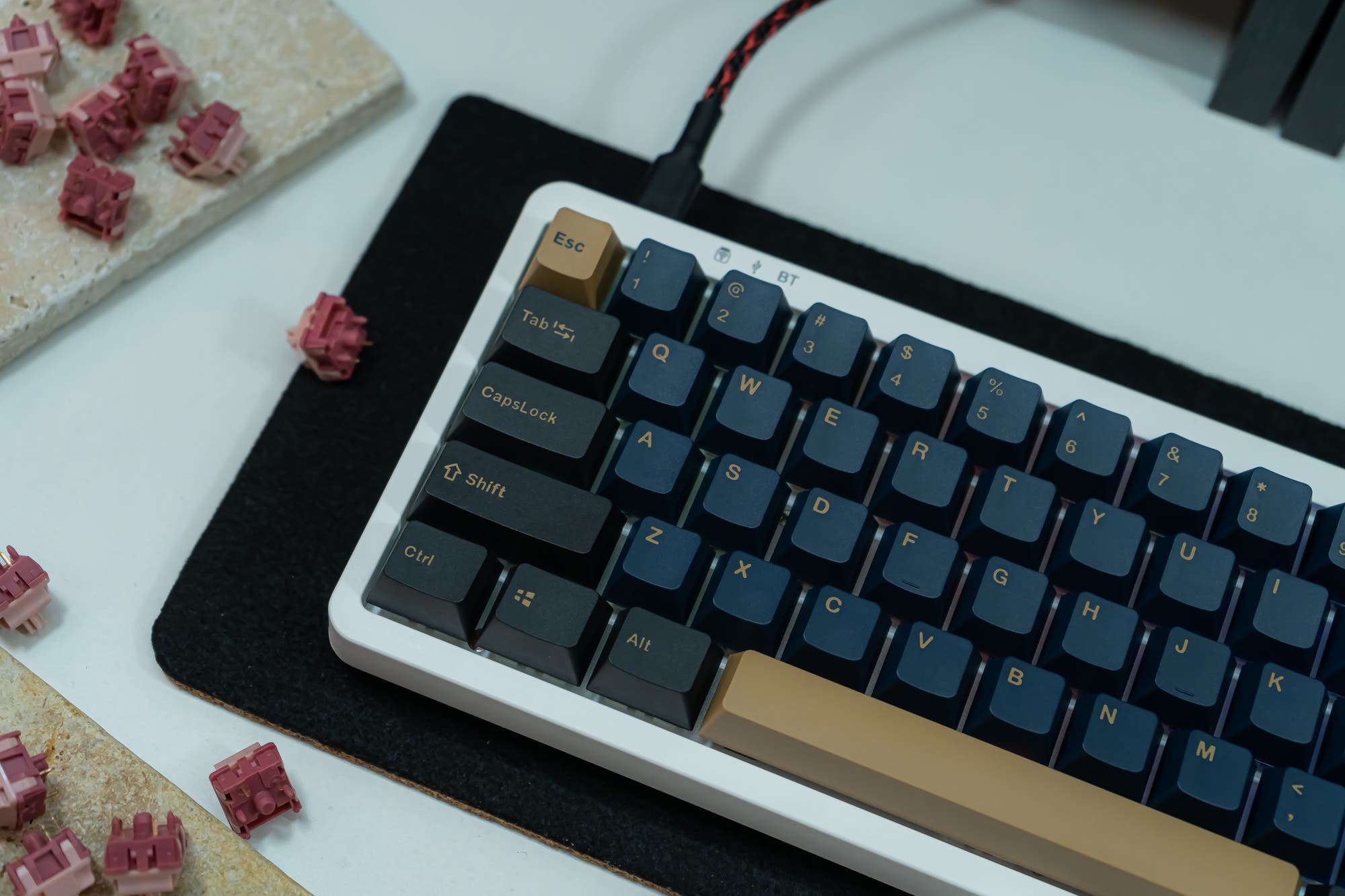 KF068 WITH PBT BLUE / RED SAMURAI KEYCAPS / WIRELESS ASSEMBLED 65% HOT-SWAP MECHANICAL KEYBOARD