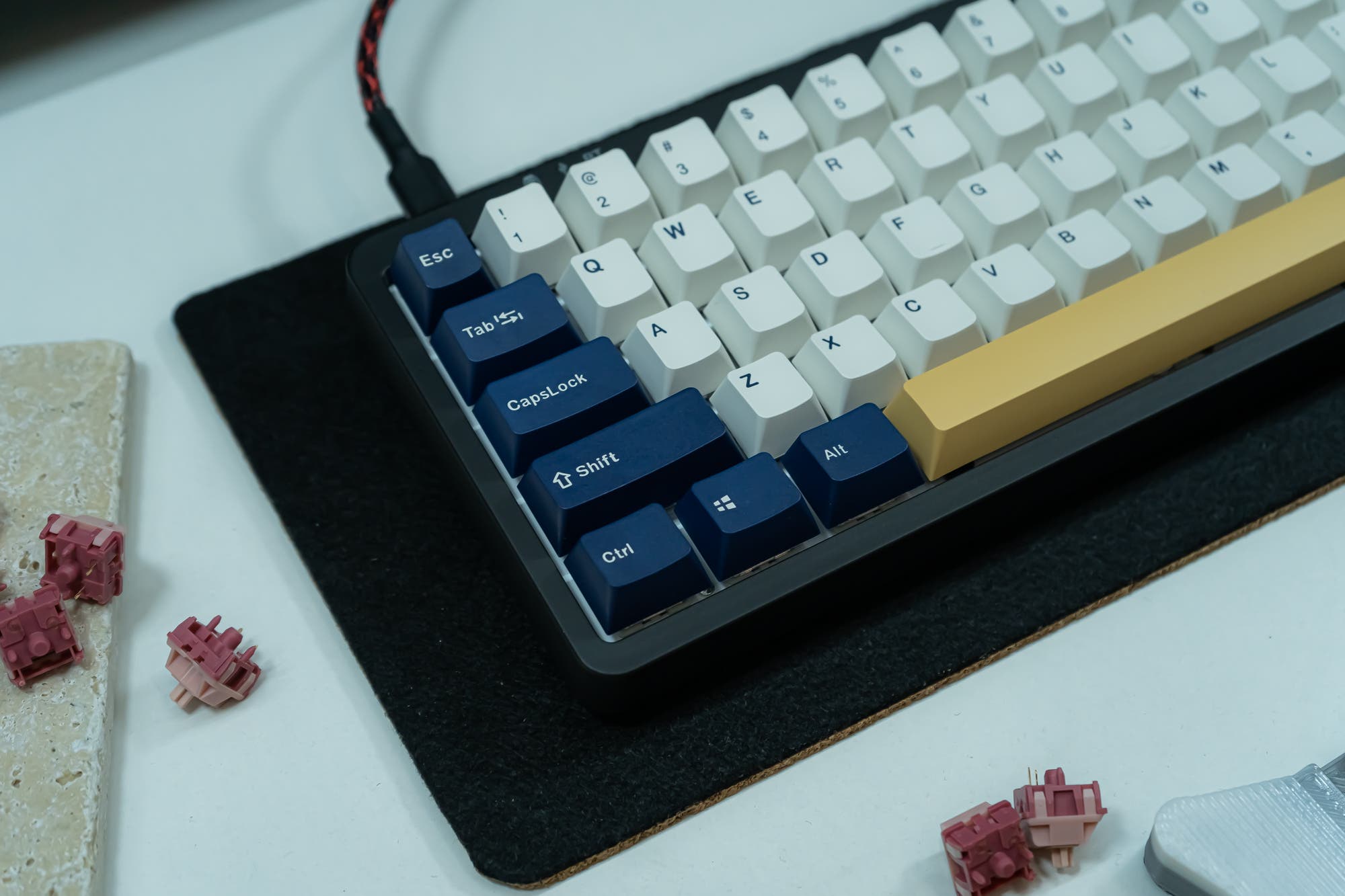 KF068 WITH PBT RUDY KEYCAPS / WIRELESS ASSEMBLED 65% HOT-SWAP MECHANICAL KEYBOARD Gateron Pro Red 2.0 / Black