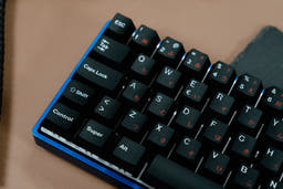 DE64 / ALUMINIUM CASE WITH JAPANESE WOB ISO ES / ASSEMBLED 60% MECHANICAL KEYBOARD as variant: Gateron Pro Red 2.0 / Blue / Yes