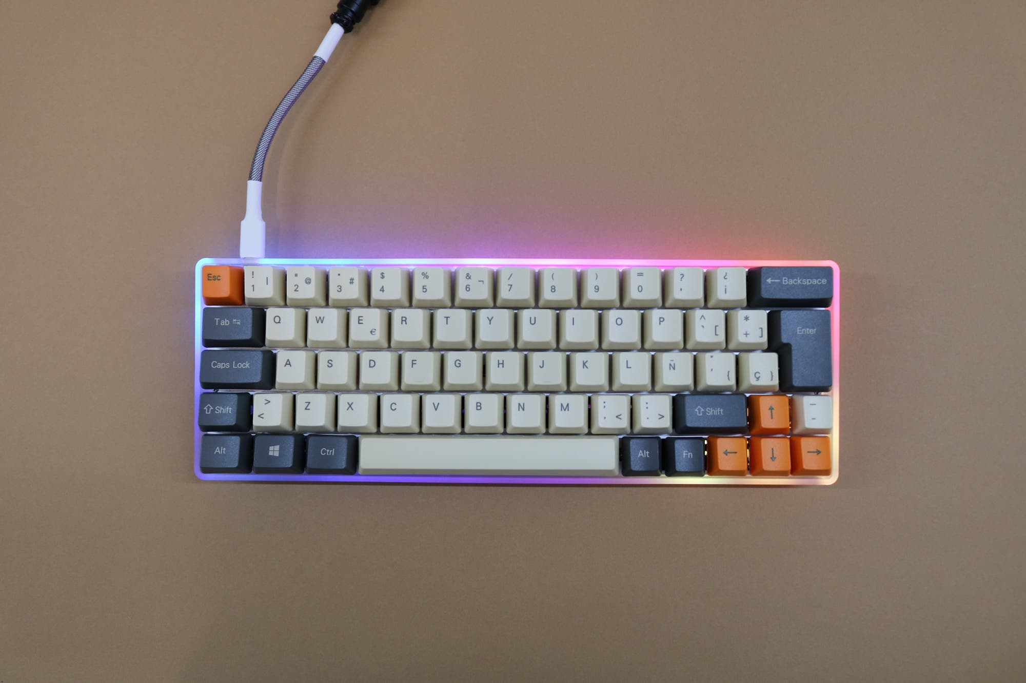 DE64R WITH RETRO ORANGE BEIGE ISO ES / ASSEMBLED 60% MECHANICAL KEYBOARD Gateron Pro Red 2.0 / White / Yes