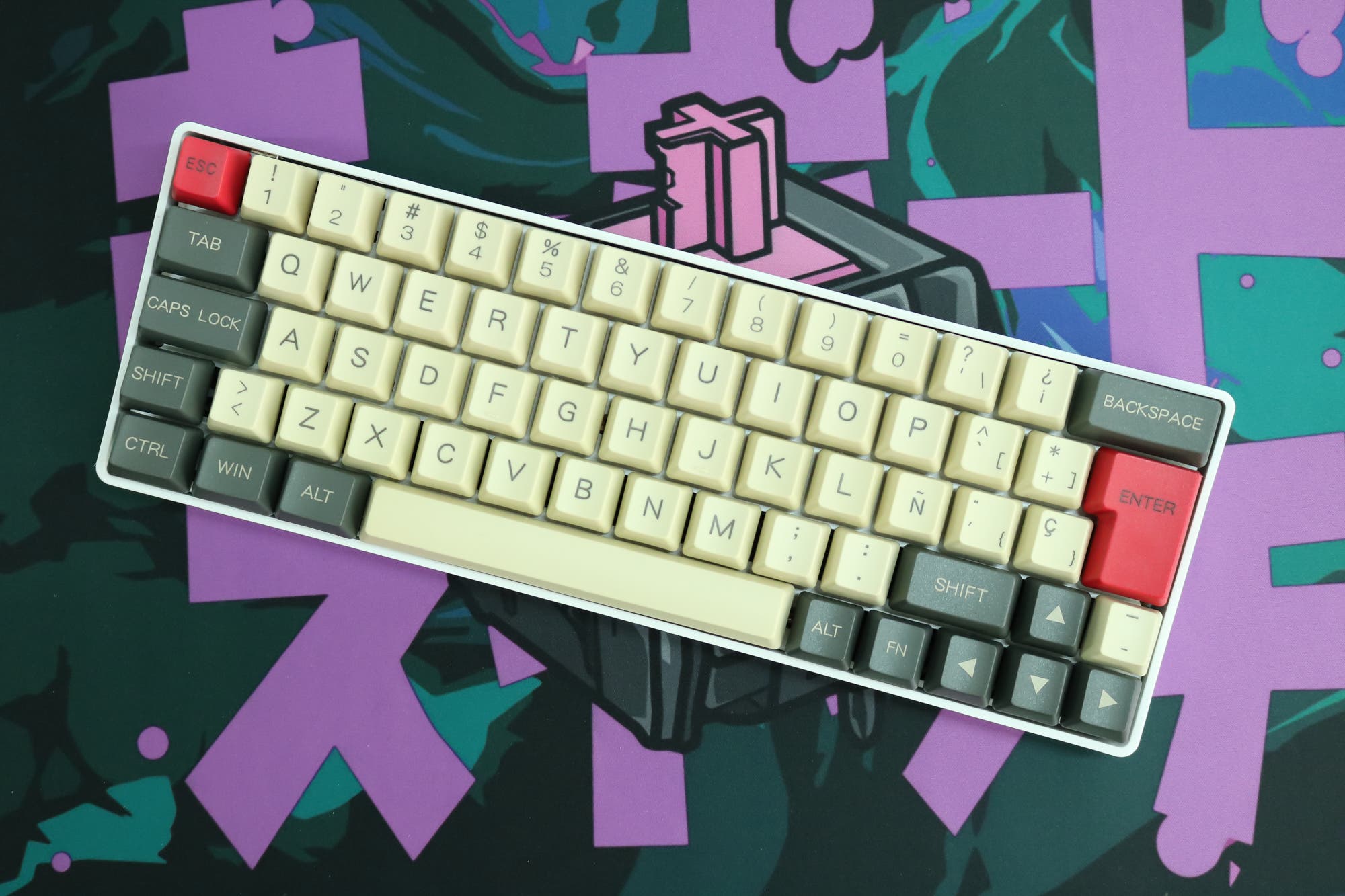 DE64R WITH RETRO BLACK & RED ISO ES / ASSEMBLED 60% MECHANICAL KEYBOARD Gateron Pro Red 2.0 / White / Yes