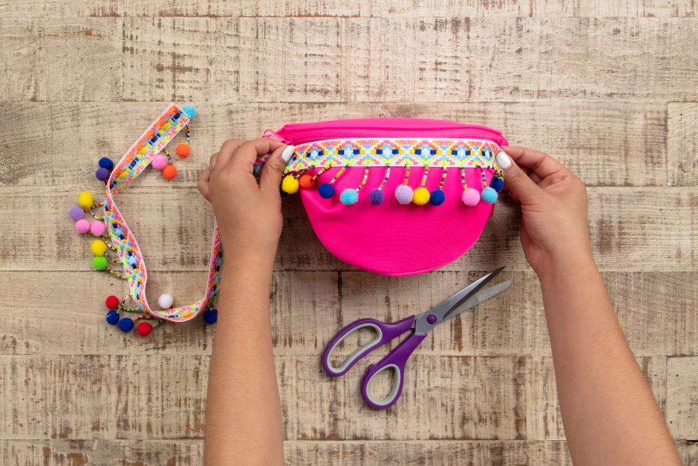 Aleene's No-Sew Pompom Waist Pack