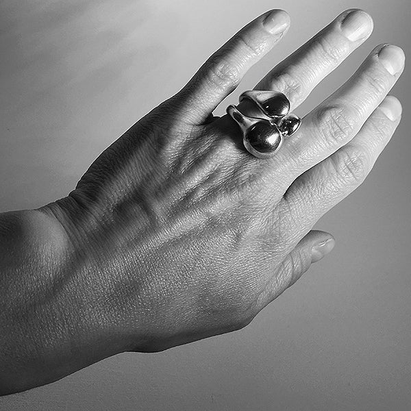 Arkimuodon Aina-sormukset on suunniteltu ajatellen ihmistä, joka ei yleensä käytä koruja. Kuvassa on Aina-malliston kaksi hopeasormusta: Sormus pallo ja Sormus pallot. Kuva Mari Isopahkala