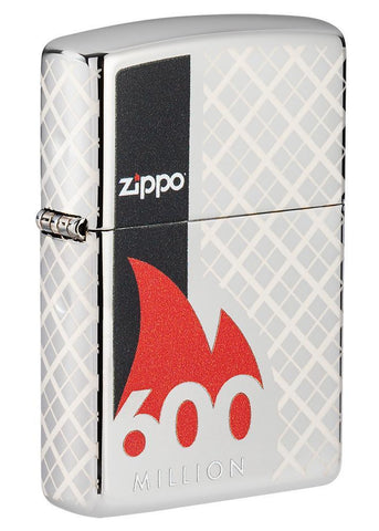 Encendedor Zippo 600 Millones de vista frontal ¾ de ángulo en óptica de cromo altamente pulido con grabado láser de 360° con el nombre del encendedor rodeado de una llama roja y con una barra negra en el lateral.
