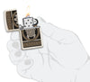 Zippo Feuerzeug Schildkröte Mercury Glass Online Only geöffnet mit Flamme in stilisierter Hand