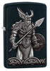Vue de face 3/4 briquet Zippo noir mat avec Odin, père des dieux, en tenue de combat