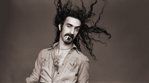 Svartvitt fotografi på Frank Zappa
