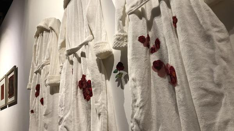 exposition menstruation robe de chambre