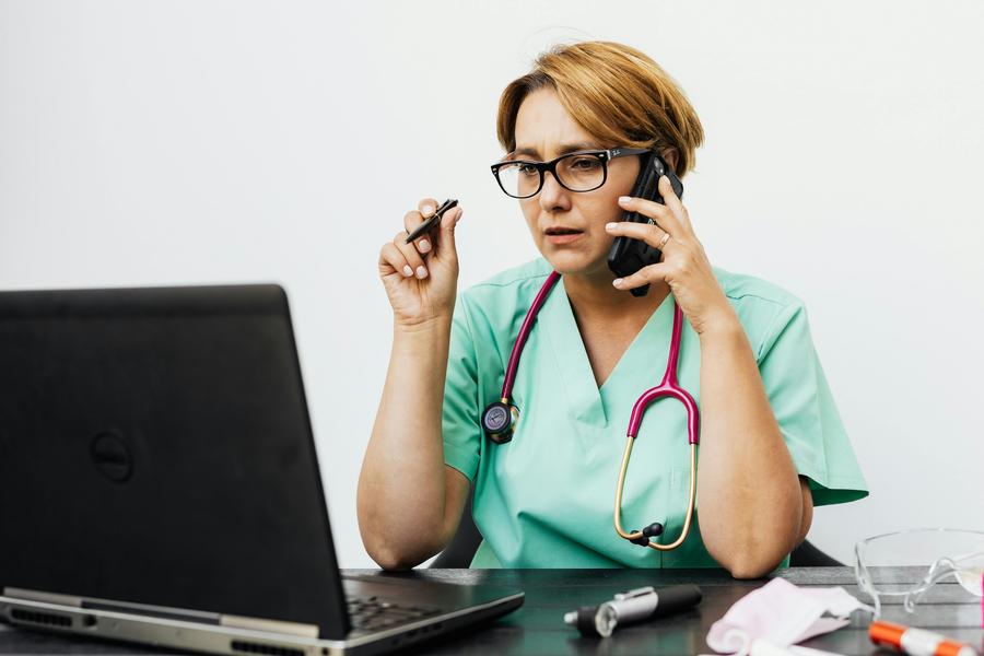 Une femme médecin est au téléphone dans le cadre d'un traitement de la dépression postpartum.