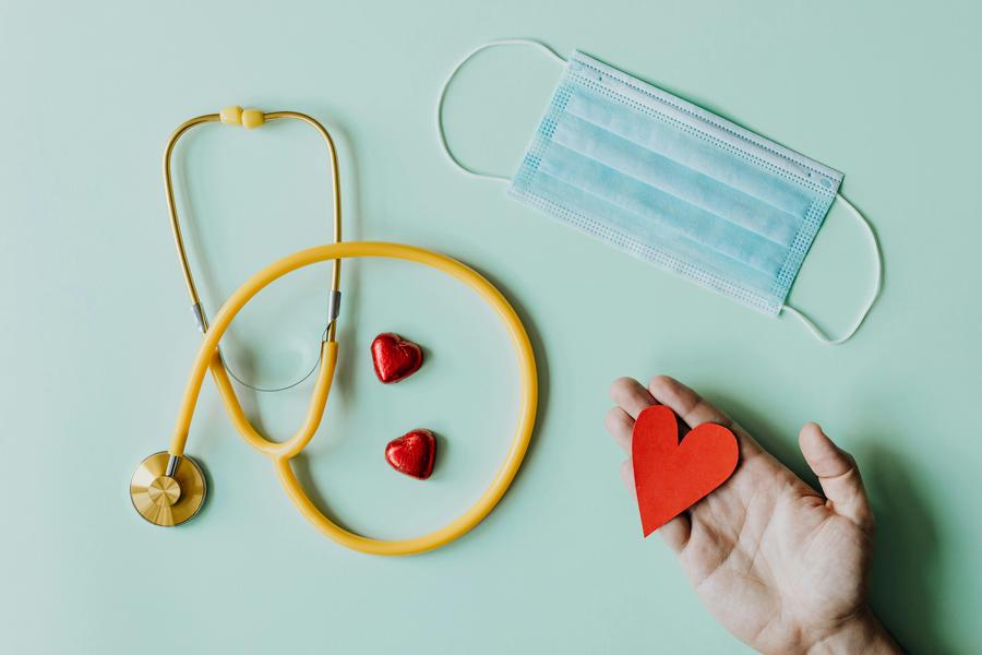 Stethoscope and various objects symbolizing the treatment of postpartum depression.