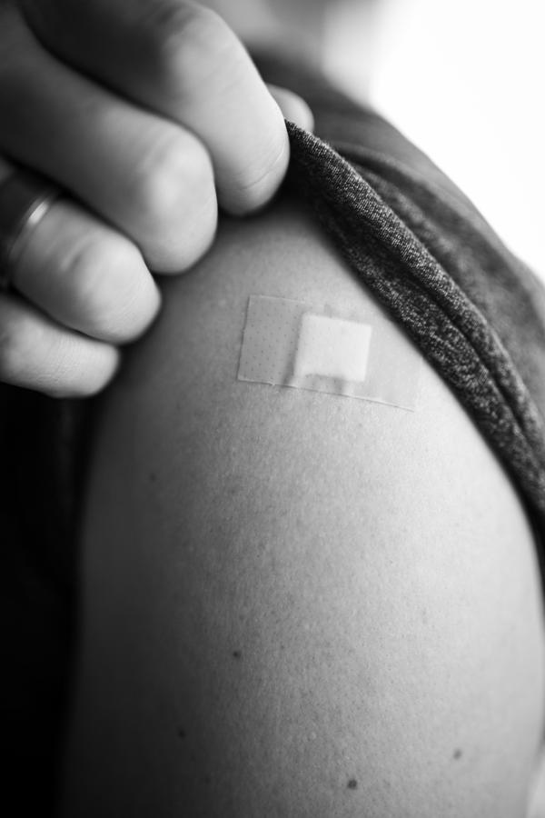 Un pansement est apposé sur une épaule suite à l’injection d’un vaccin contre le VPH.