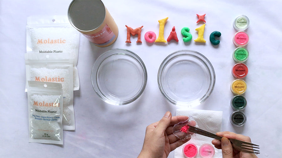  2. รอให้เม็ด Molastic เปลี่ยนจากสีขาวขุ่นเป็นสีใส แล้วจึงนำพลาสติกขึ้นมาเติมผงสีลงไปในเนื้อพลาสติก (อัตราส่วนการผสมสี)