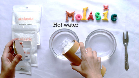 นำเม็ด Molastic เทใส่ในน้ำร้อนที่อุณภูมิ 60 - 70 องศาเซลเซียส