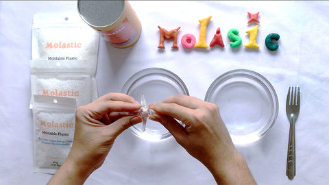 นำเม็ด Molastic ขึ้นมาและทำการปั้นเป็นรูปร่างต่างๆตามที่เราต้องการ ถ้าต้องการผสมสี สามารถใส่สีในขั้นตอนนี้ได้เลย (ขั้นตอนการผสมสี)