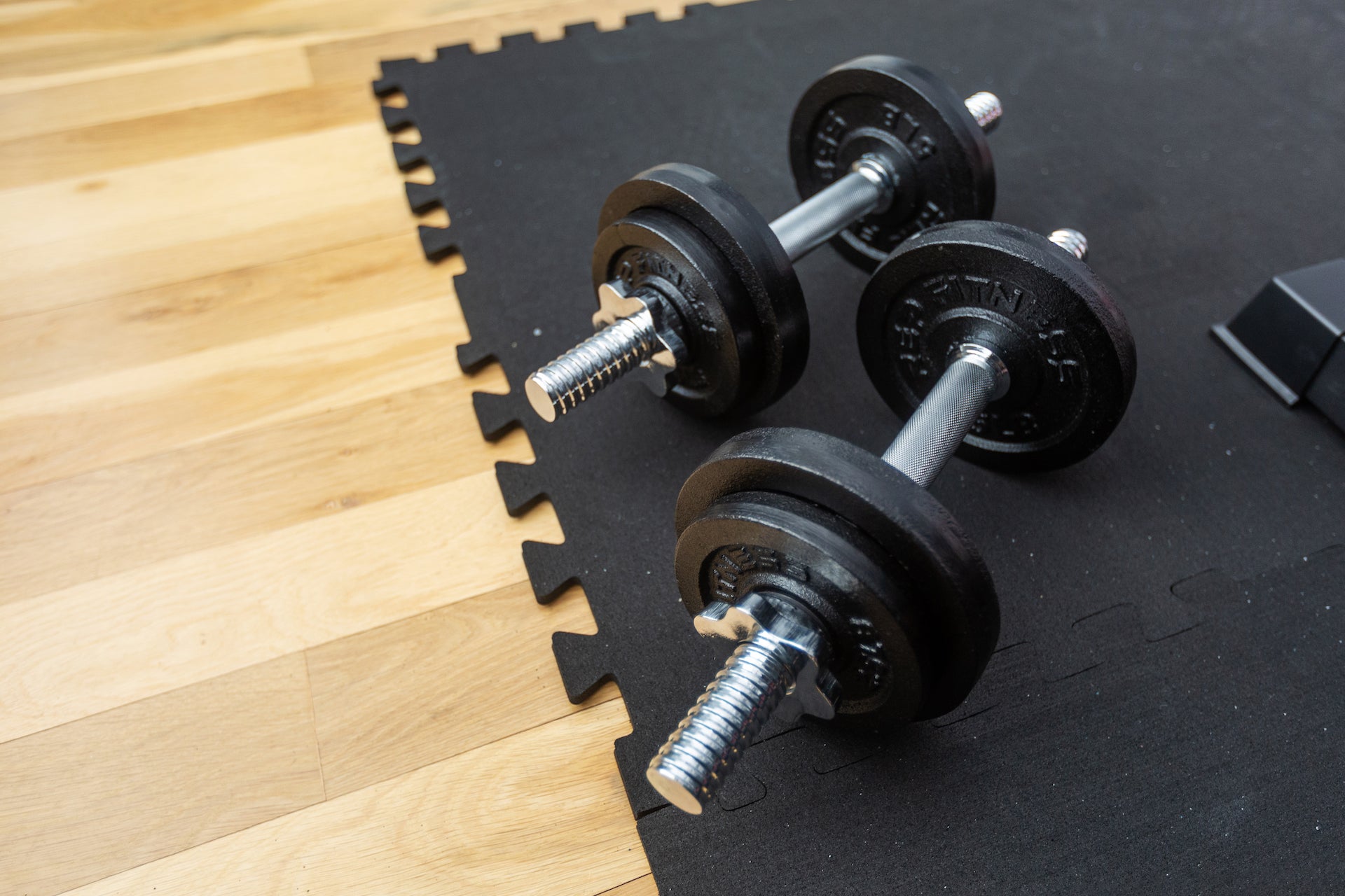 Rubber floor tiles with a dumbbell