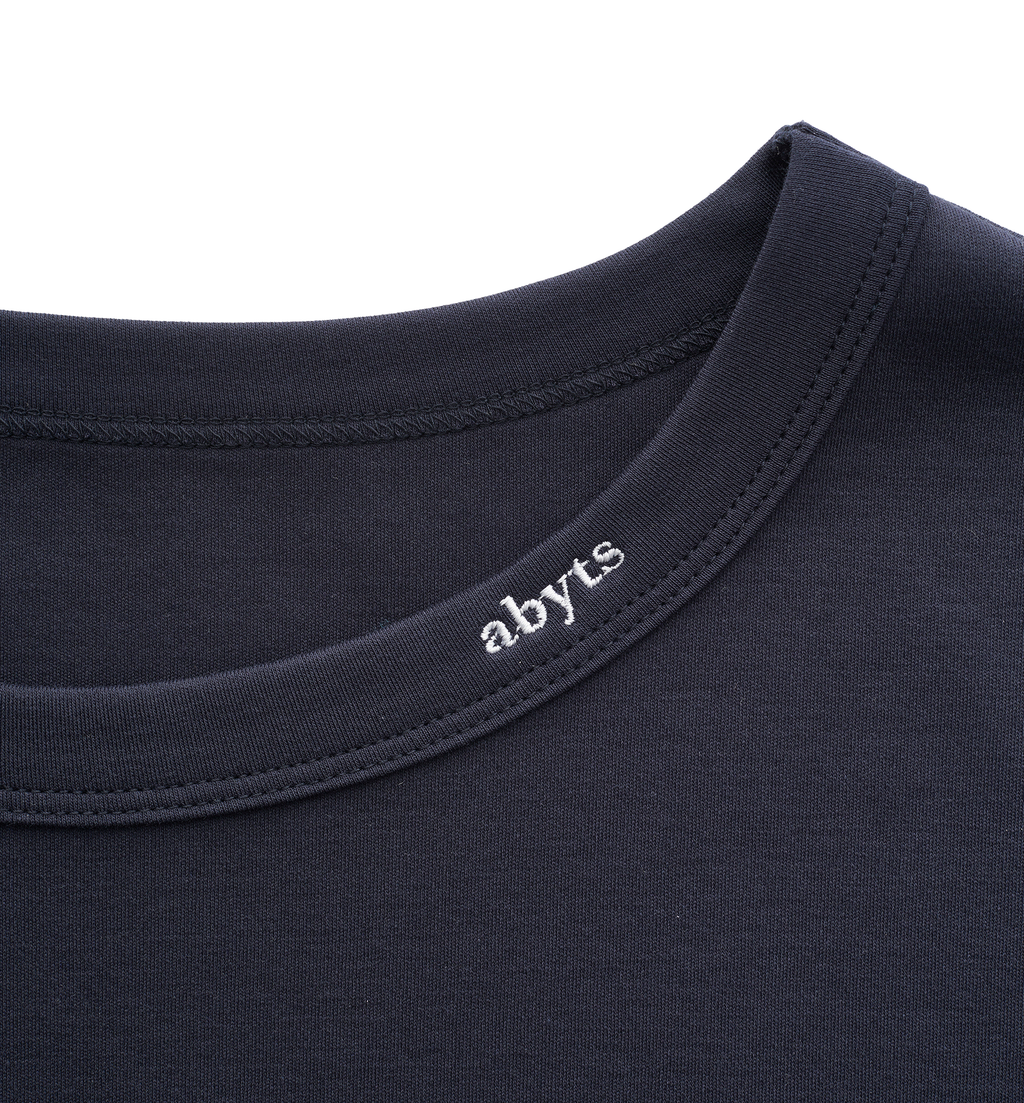 佐藤健 ABYTS NECK MINI LOGO T-SHIRT NAVY Tシャツ | app