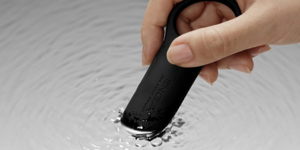 Le TENGA SVR+ fait vibrer l'eau pour illustrer sa force de vibration