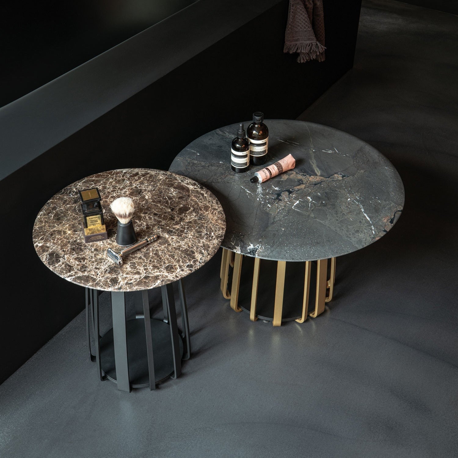 janua | bc 09 basket coffee table round | infinity stone + glaze brass base