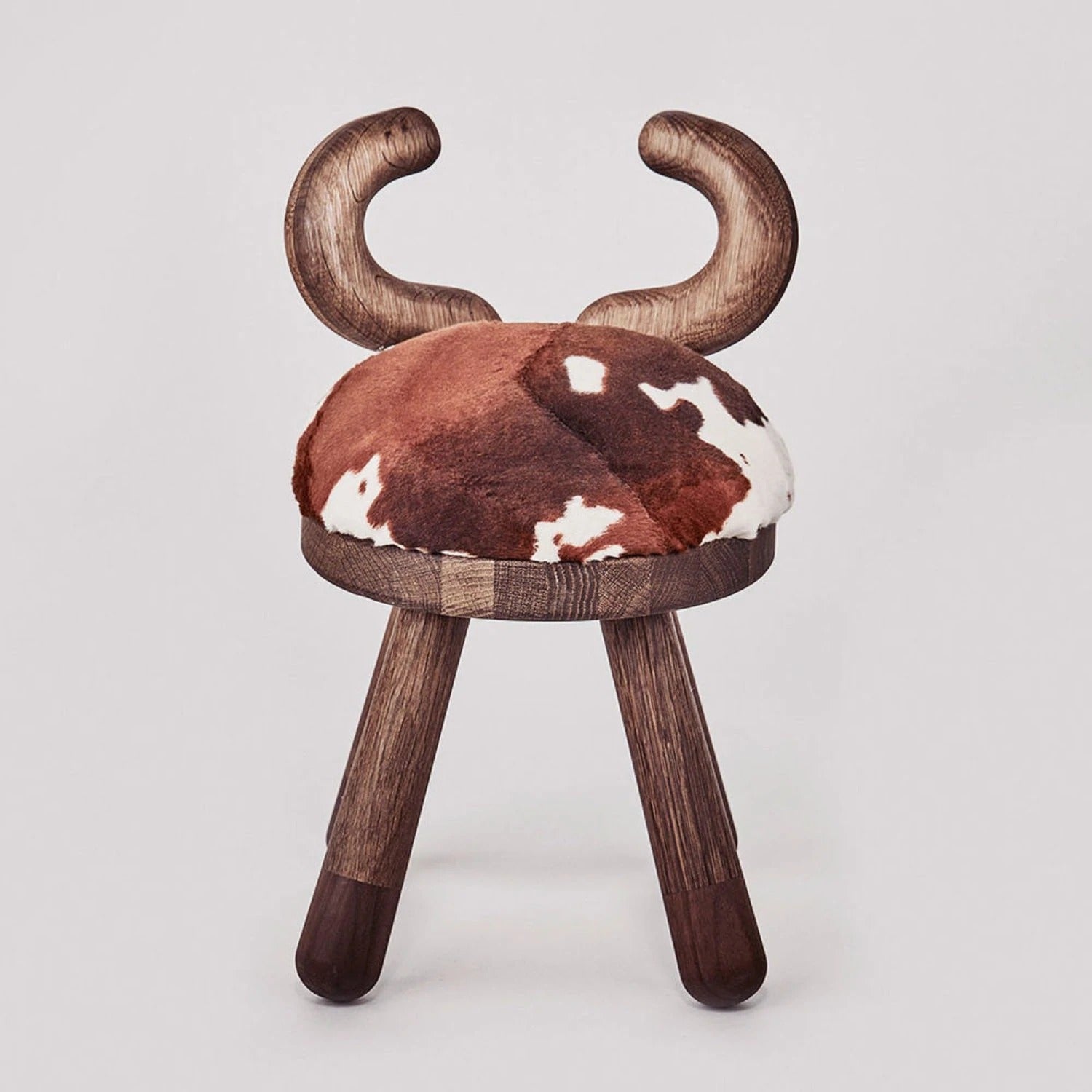 elements_optimal_cow_chair_02_10.jpg__PID:e40c5628-e394-442a-aa9a-f5ec2649595e