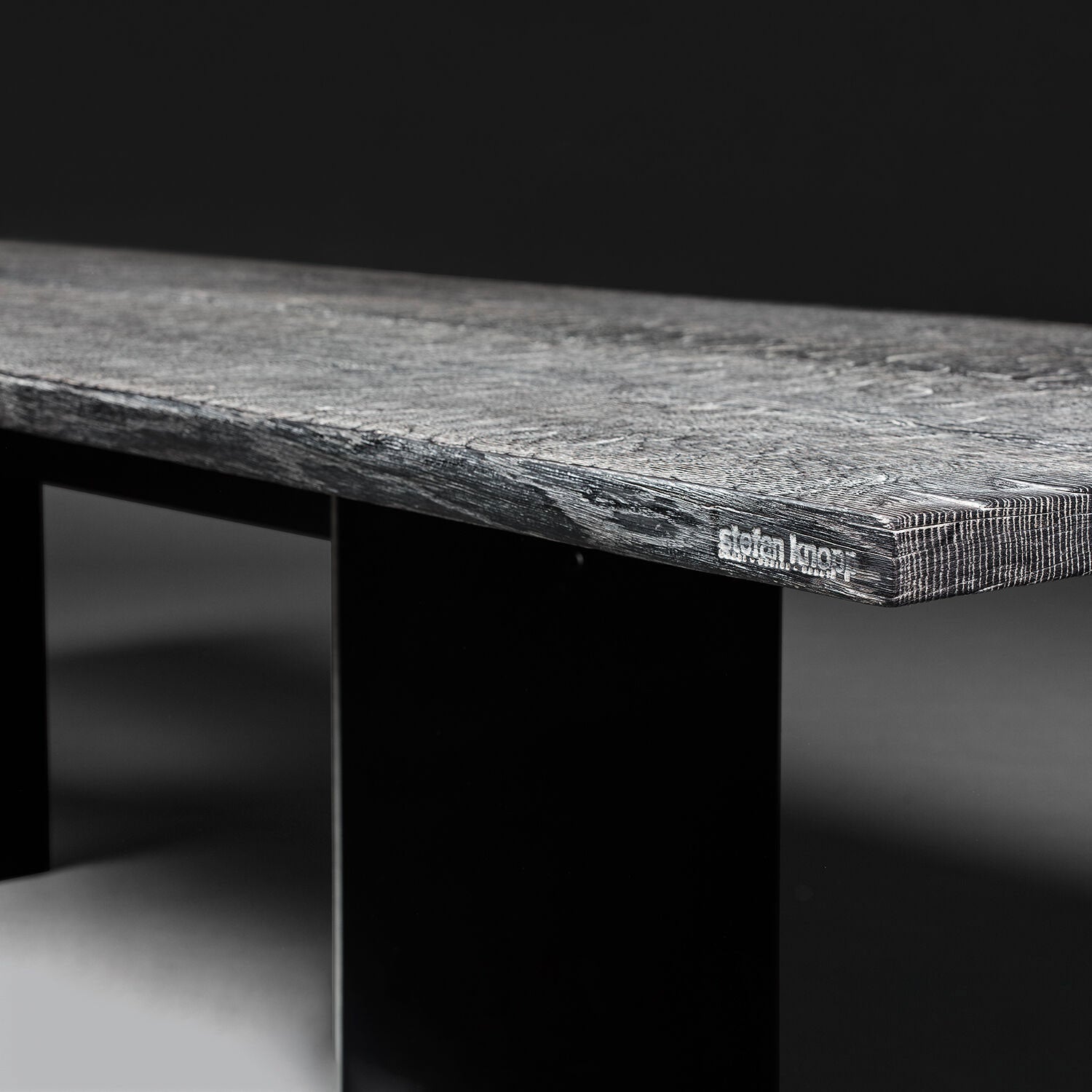 janua_sk08_butterfly_table_grey_detail_01_1500.jpg__PID:c53422c2-a9d4-43e6-8879-81be50e7984d