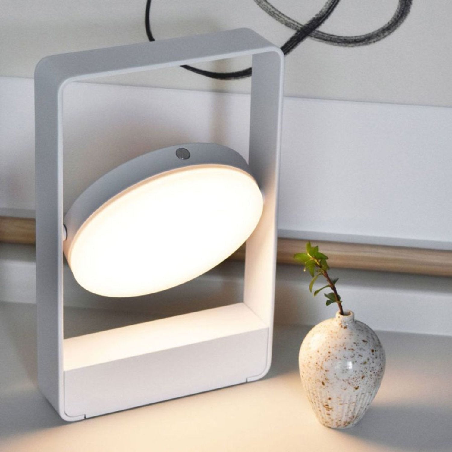 mouro_portable_lamp_white_lifest.jpg__PID:5a46183b-4131-4e14-bde6-3eb6a1f599bb