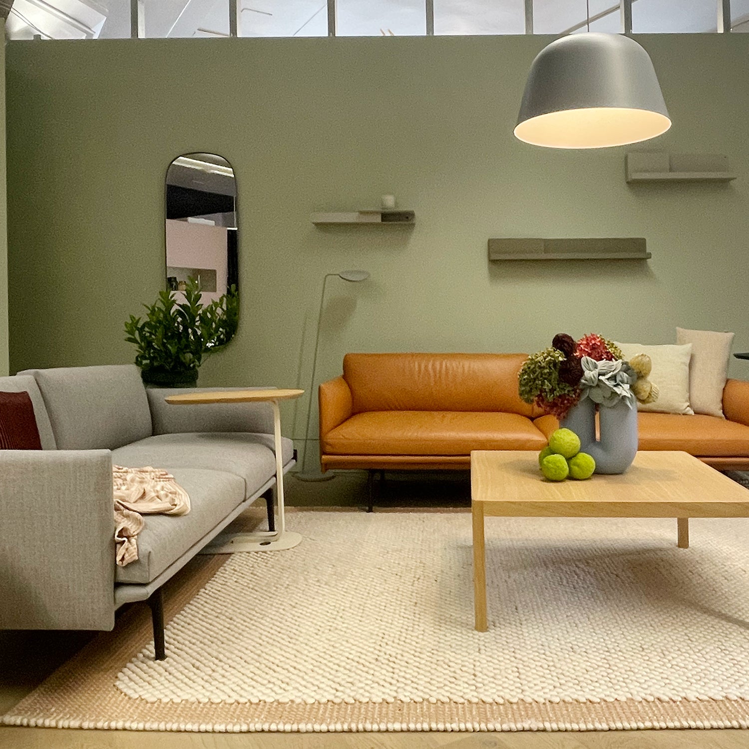 muuto_experience_space_outline_setting_straight_1500.jpg__PID:d48f6640-210e-4898-b689-cd9482a33405