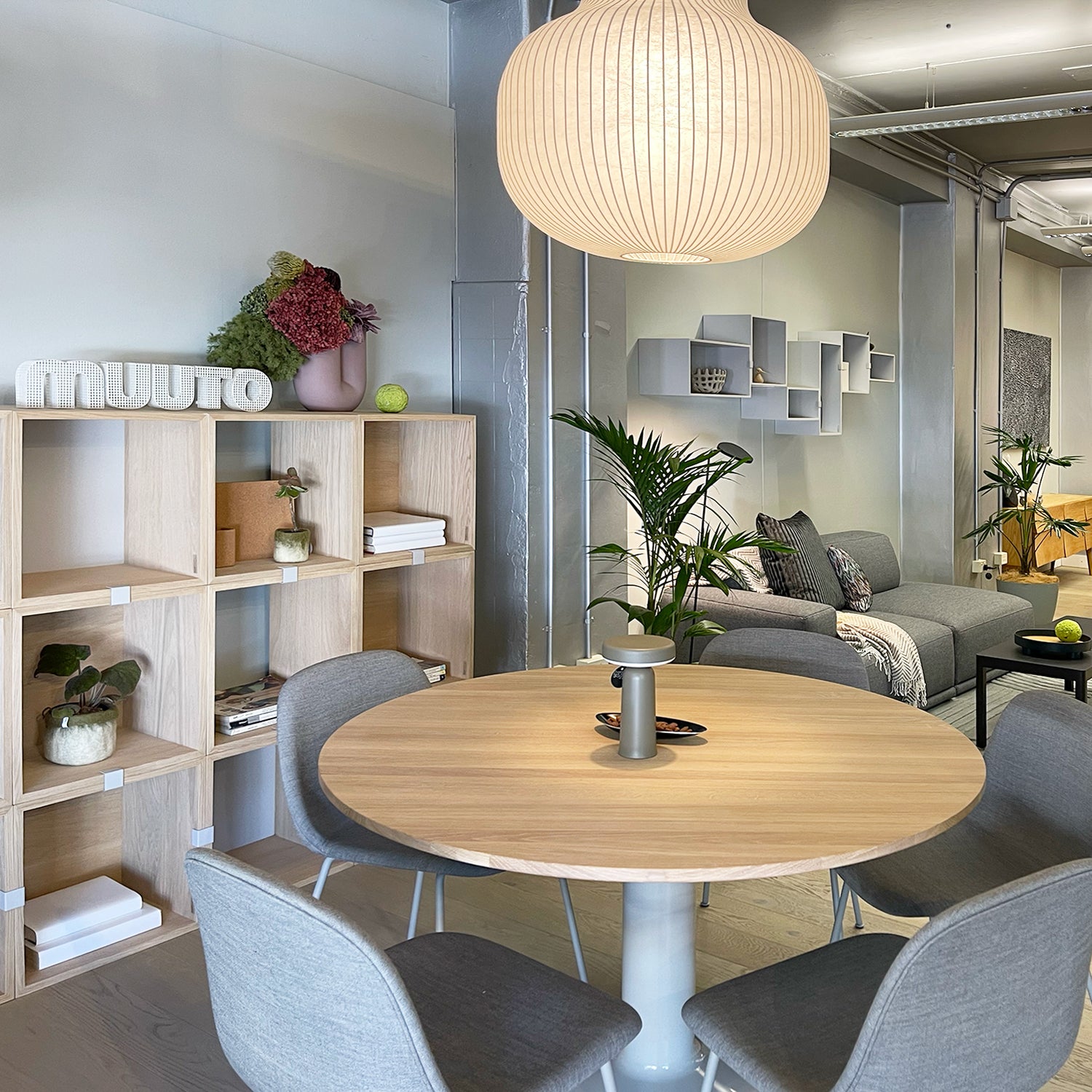 muuto_experience_space_stacked_shelving_midst_dining_1500.jpg__PID:6640210e-4898-4689-8d94-82a33405082a