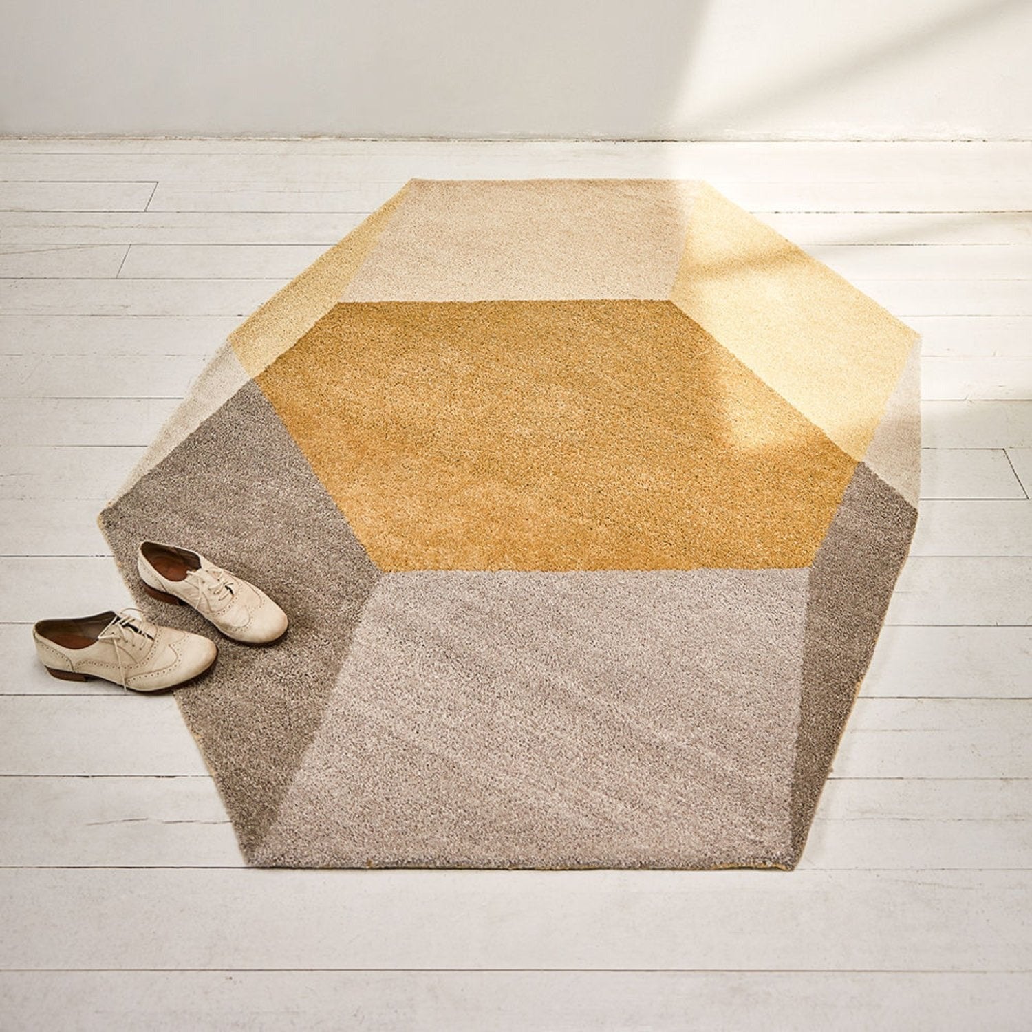 puik_design_iso_hexagon_rug_yell.jpg__PID:e06bad7b-5d77-47e0-9d38-9d07154e0432