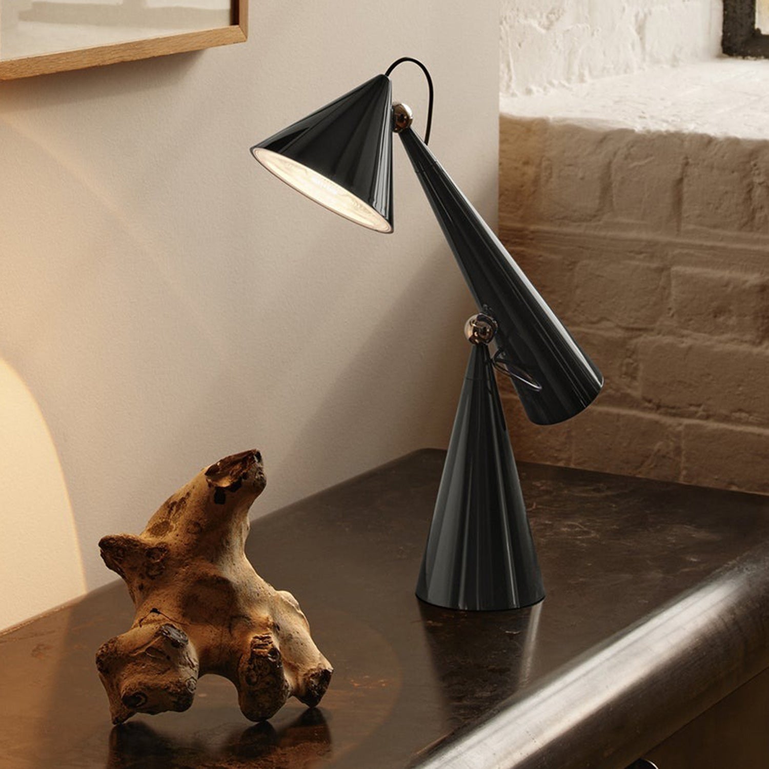tom_dixon_pose_task_light_kelp_crop_1500.jpg__PID:54b4c6af-7d2e-4dda-bff8-f23c5443d8a1