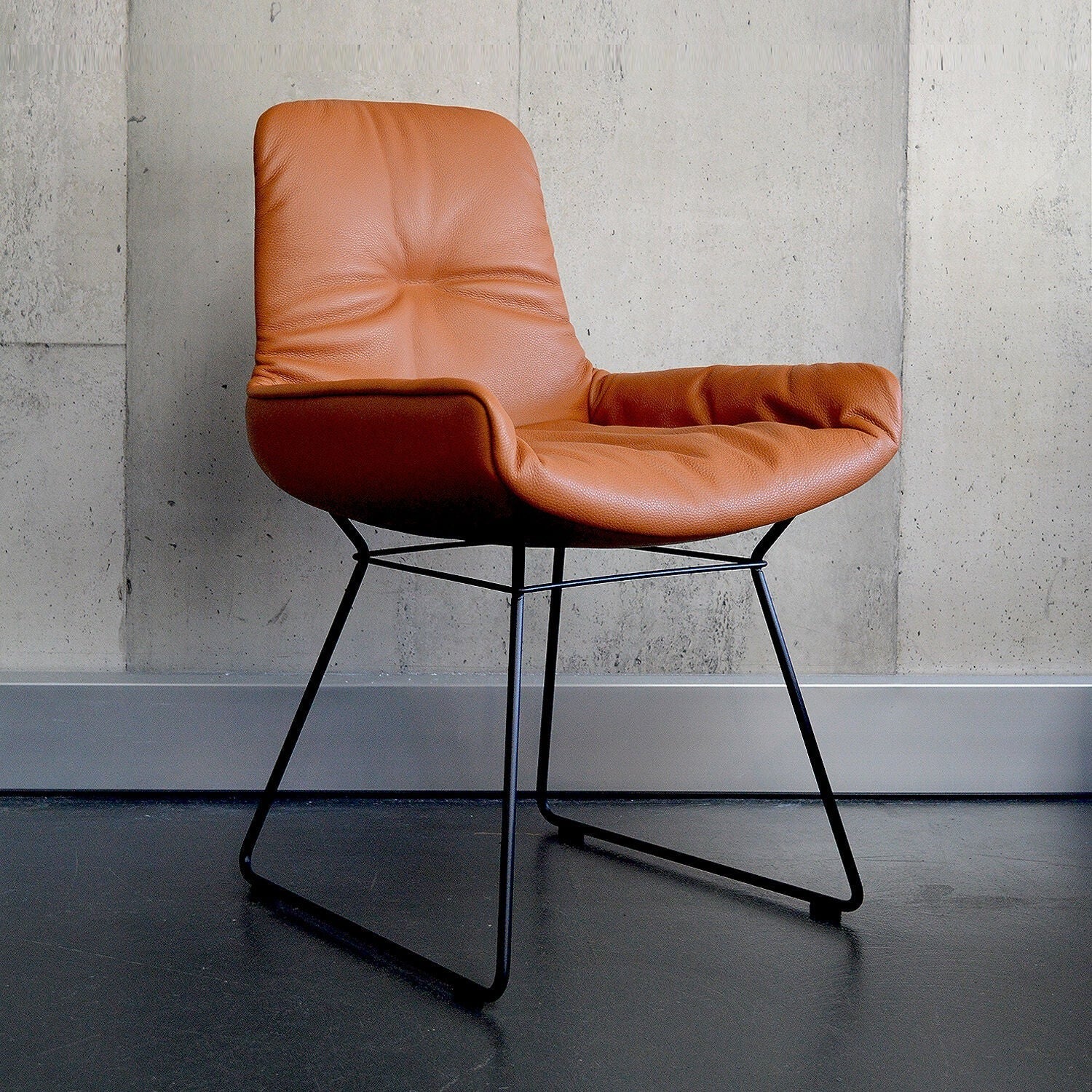 freifrau | leya armchair low | cognac leather + black wire frame