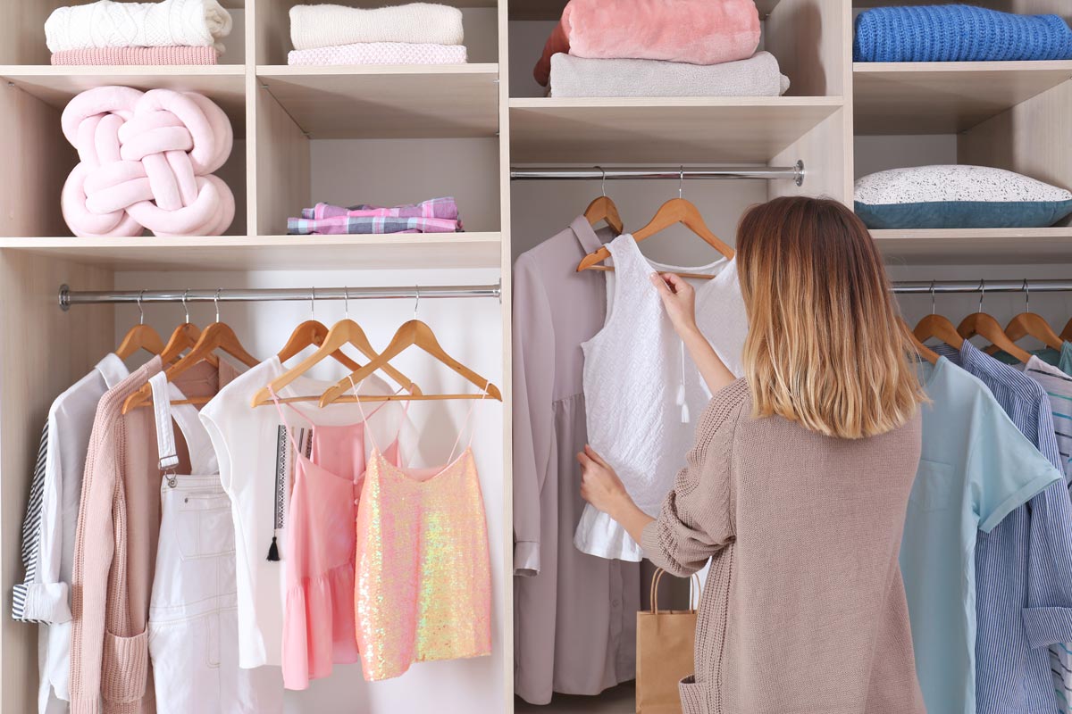 Come organizzare i vestiti nell'armadio: consigli, trucchi e