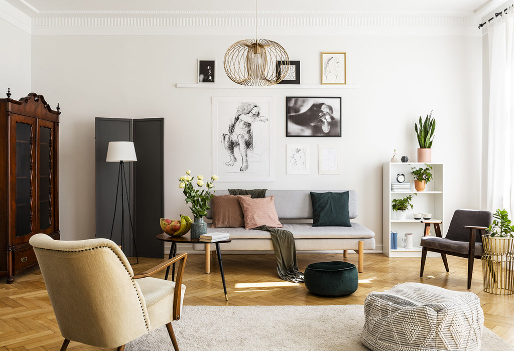 Un Petit Salon Avec Une Lampe Et Une Table Avec Une Lampe Dessus