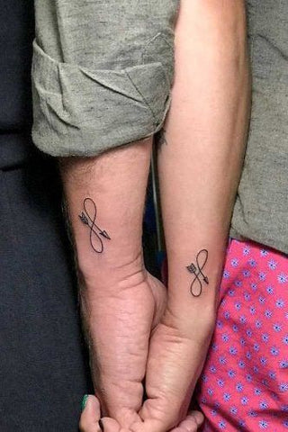 Tatouages Discrets pour les Couples Coeur en Or