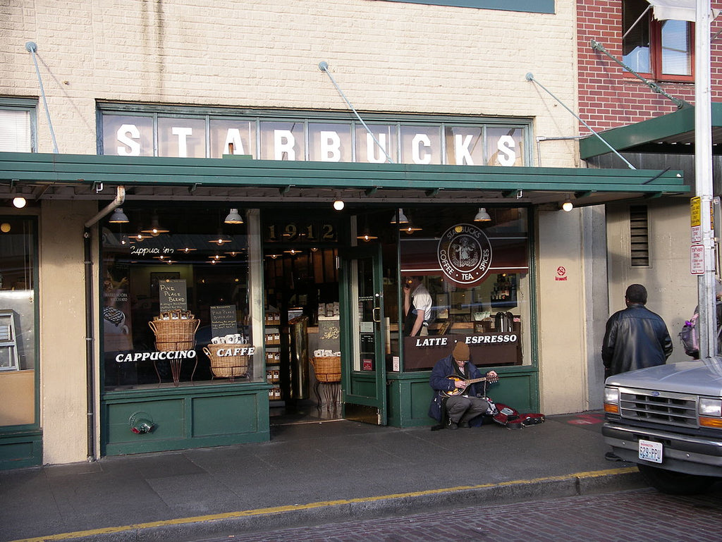 Le premier coffee shop Starbucks, toujours en service, sur le Pike Place Market de Seattle