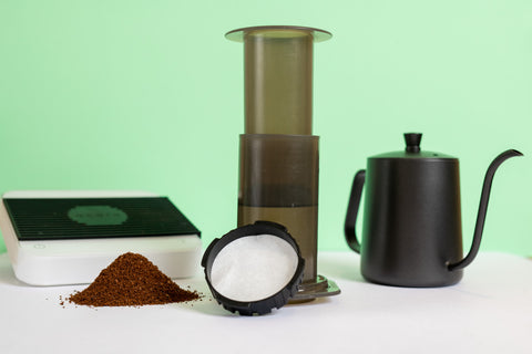 Vous aurez besoin d’un moulin si vous utilisez du café en grain, d’une balance de cuisine pour être certain du ratio à utiliser, d’une Aeropress, d’un filtre adapté, d’une bouilloire en bec de cygne et d’un chronomètre. Et bien sûr, le plus important : un bon café que vous allez sublimer.