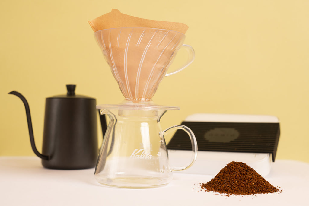 Vous aurez besoin d’un moulin si vous utilisez du café en grain, d’une balance de cuisine pour être certain du ratio à utiliser, d’un infuseur V60 ou Kalita, d’un filtre adapté, d’une bouilloire en bec de cygne et d’un chronomètre. Et bien sûr, le plus important : un bon café que vous allez sublimer.