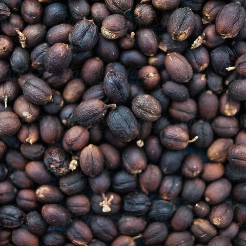 Café naturel, la pulpe des cerises de café sèche directement sur le grain durant plusieurs jours.