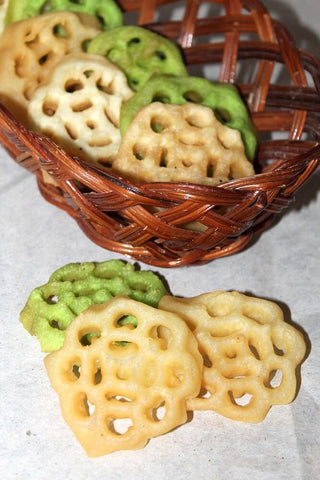 Kuih loyang or beehive cookies.