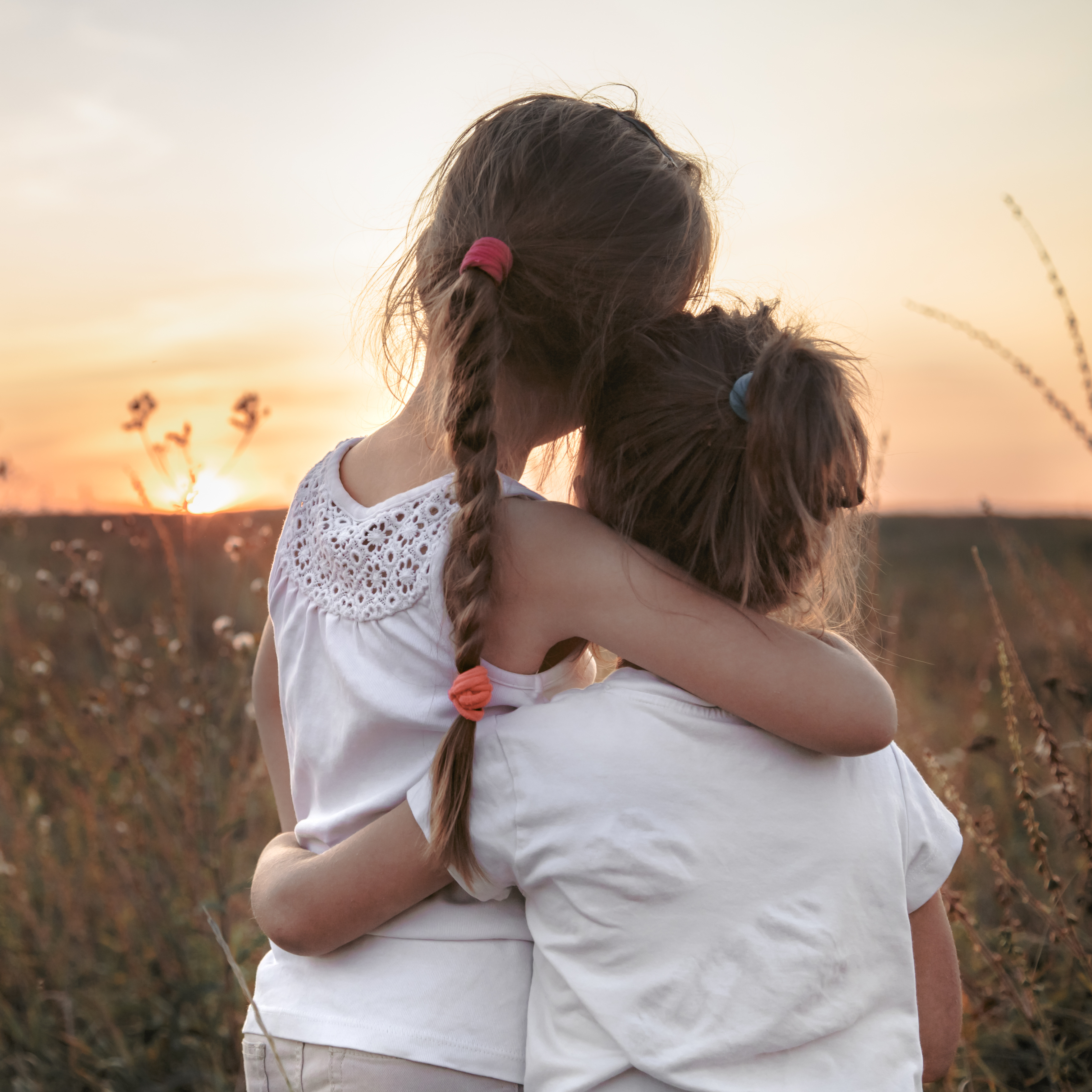 Young sister 3. Сестры обнимаются. Сестренки обнимаются. Две сестры. Обнимаю сестру.